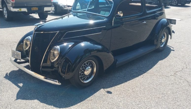 1937 Ford Sedan