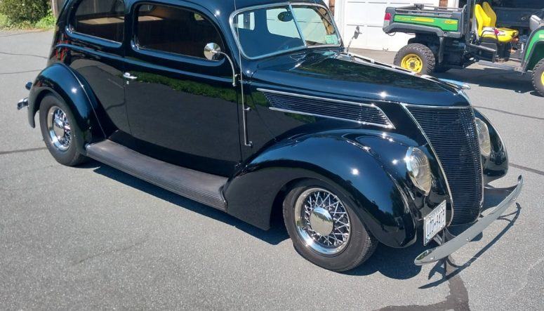 1937 Ford Sedan